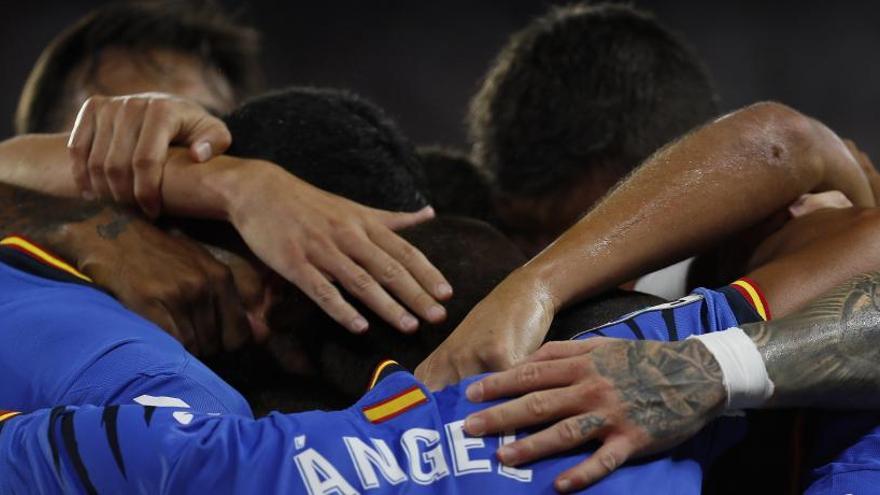 Los jugadores del Getafe celebran el segundo gol.