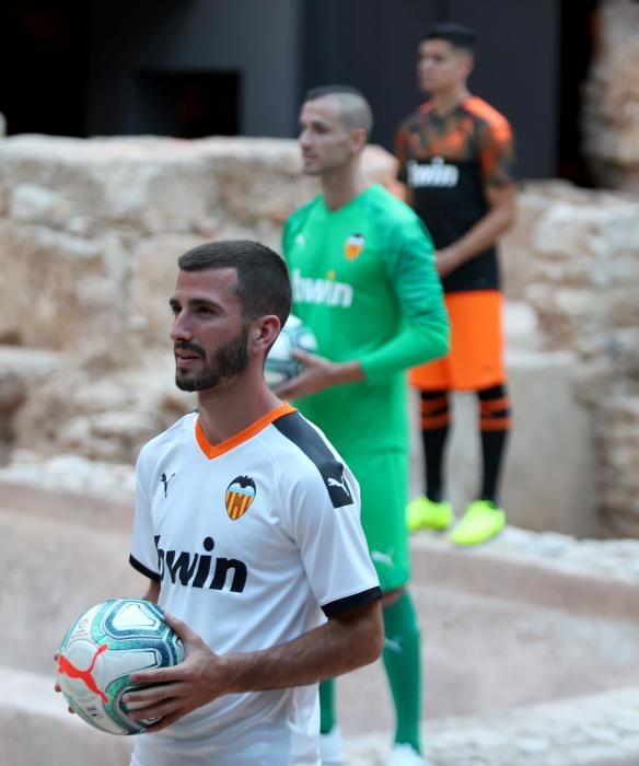 Así es la nueva equipación del Valencia CF para la temporada 2019/2020