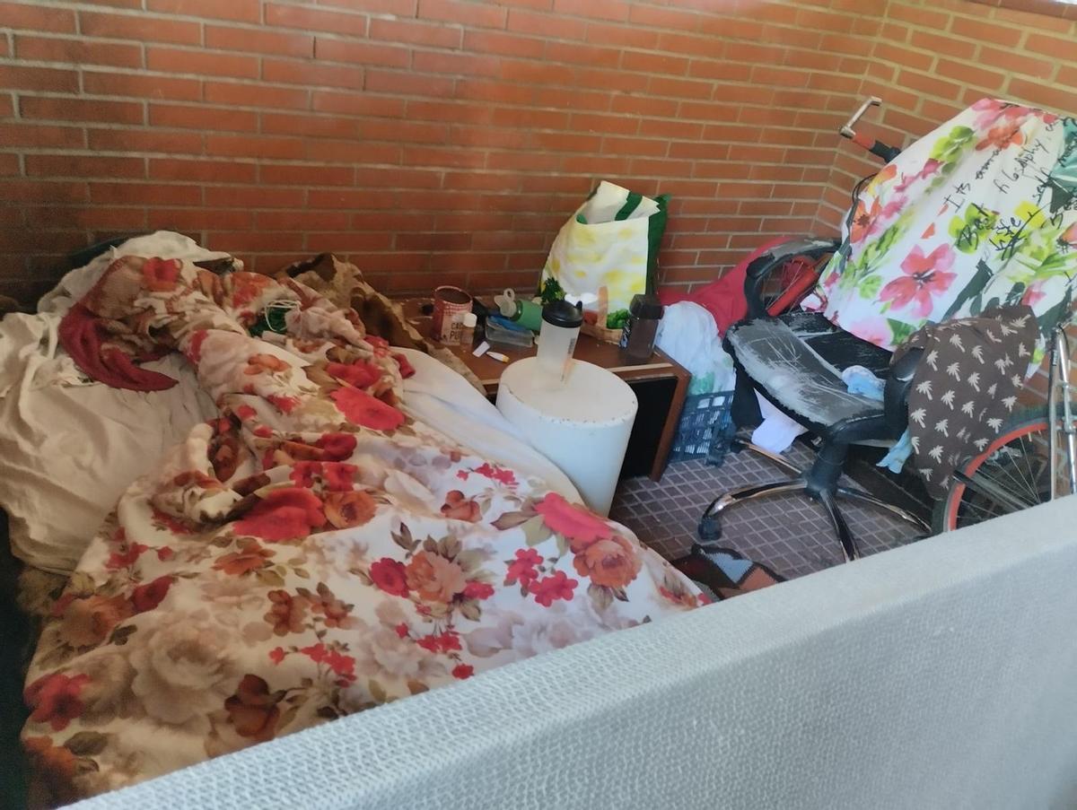 Un asentamiento de personas sin hogar en los porches de esta misma urbanización de la calle Taboada.