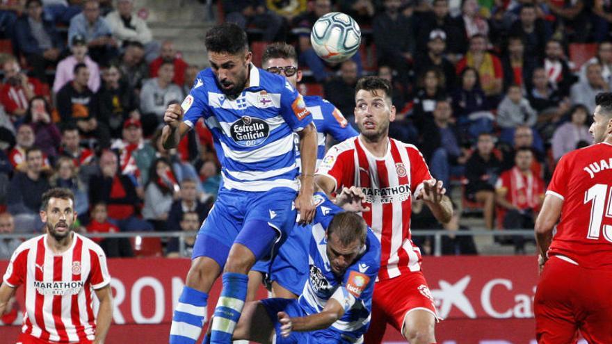 Pedro Alcalá salta entre tres jugadors del Deportivo