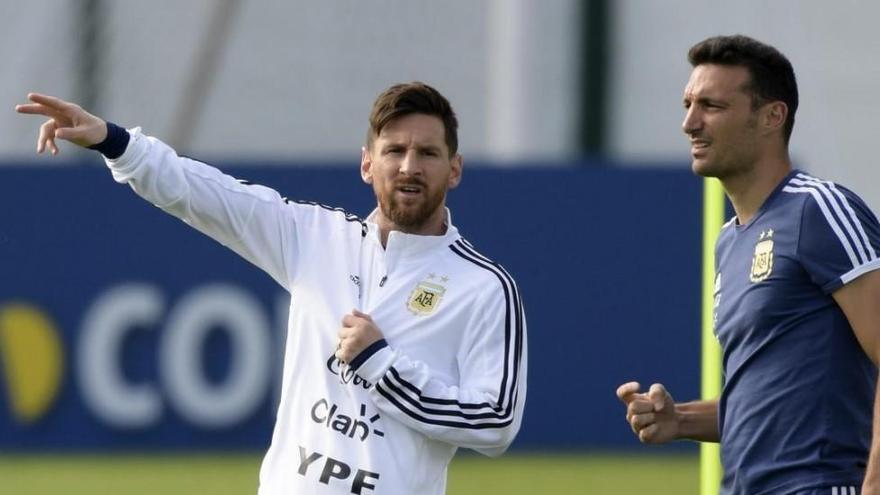 Messi, junto al seleccionador Scaloni, en un entrenamiento con Argentina.