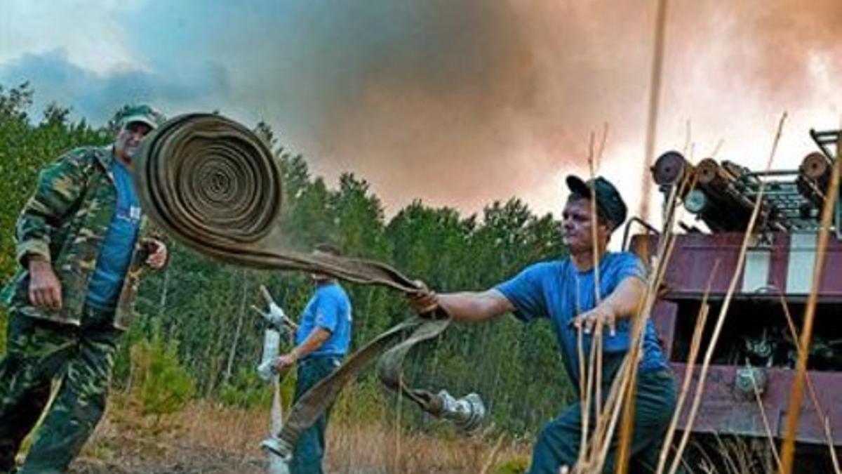 Los bomberos trabajan en la extinción de un incendio a unos 50 kilómetros del centro nuclear de Sarov.