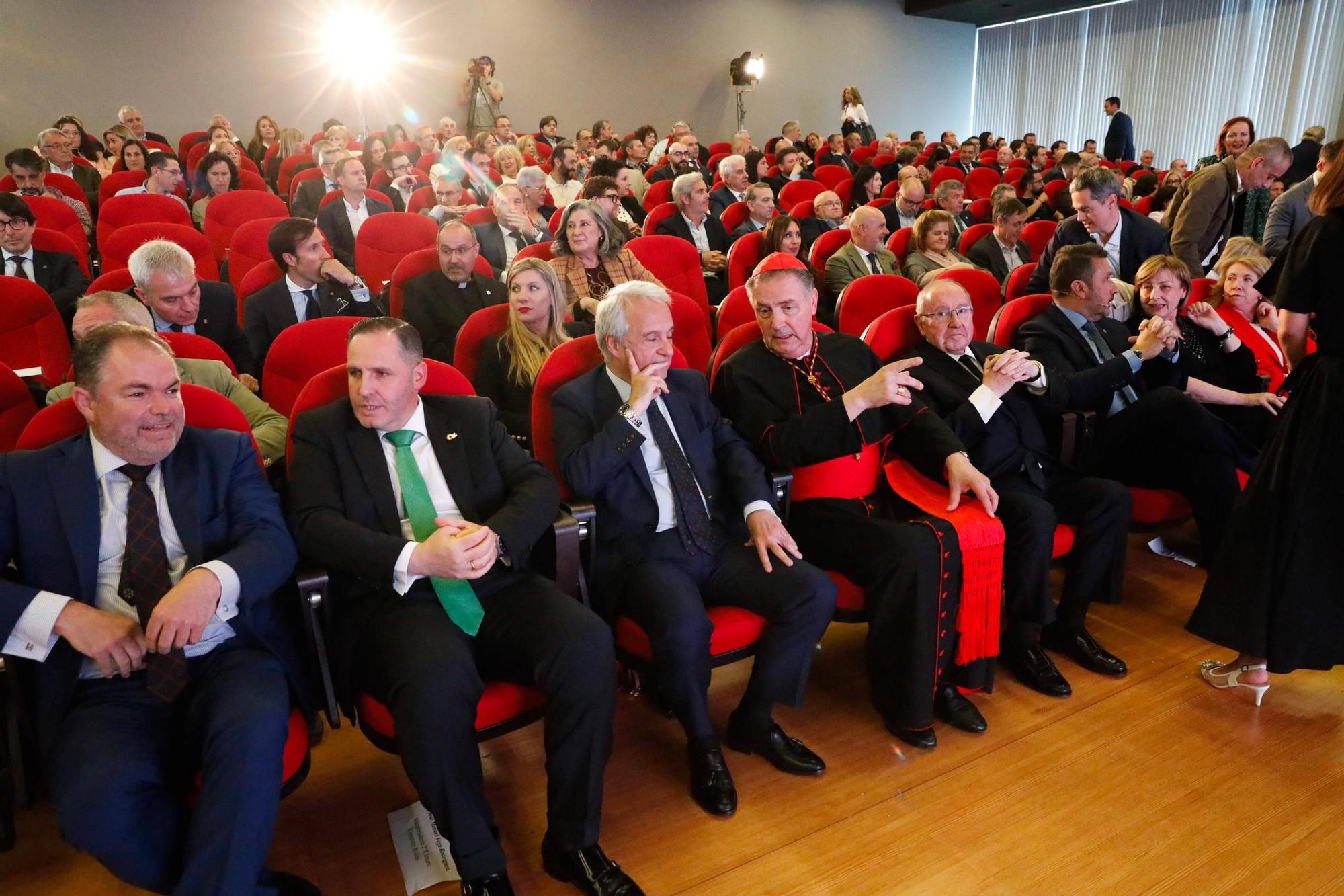 EN IMÁGENES: Los premios de la Cámara de Comercio de Avilés con el cardenal Artime entre los galardonados