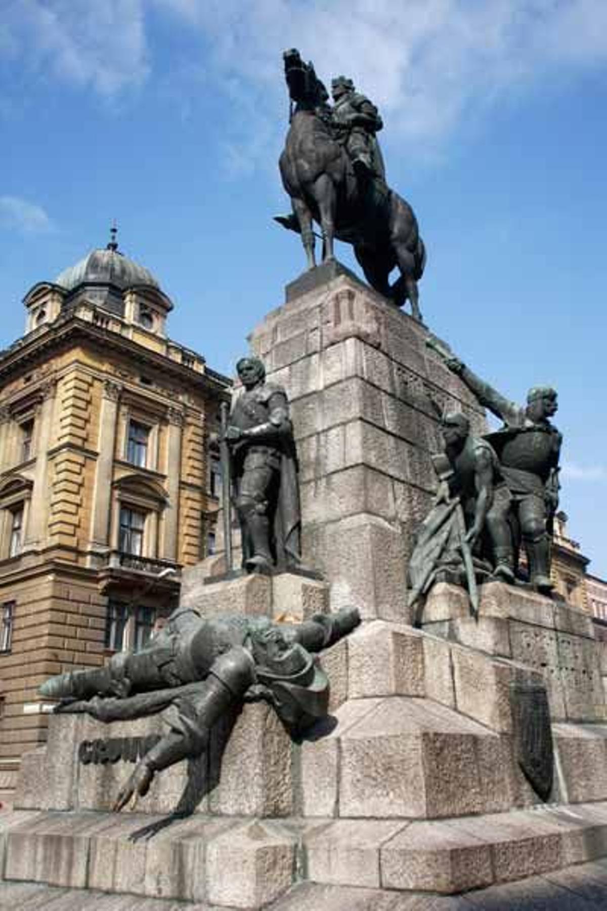 El monumento a la batalla Grunwald fue reconstruido por Marian Konieczny en los '70 ya que el origianl de Antoni Wiwulski fue destuido por los nazis en la II Guerra Mundial.
