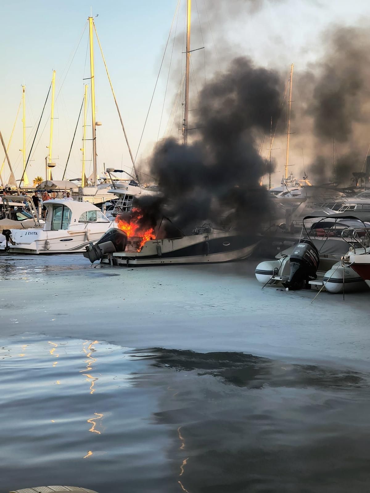 Arde una embarcación en el puerto de Santa Eulària