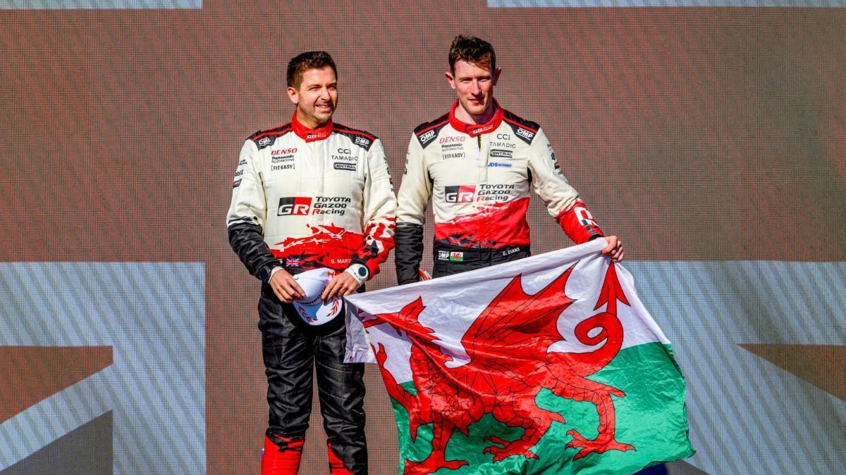 Elfyn Evans y su copiloto, Scott Martin, tras coronarse campeones del WRC