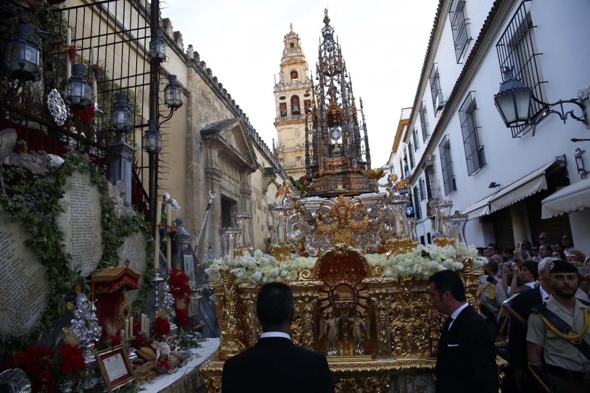 El Corpus recorre las inmediaciones de la Mezquita-Catedral