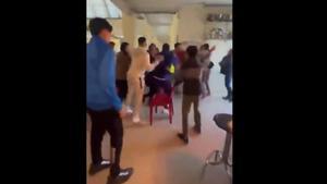 Captura del vídeo de la pelea entre jugadores, cuerpo técnico y aficionados durante un partido de fútbol sala en Móra de Nova