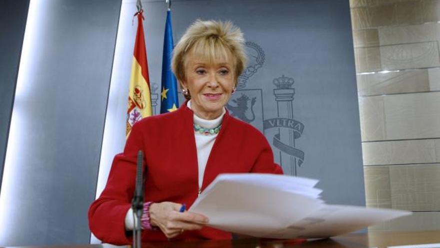 La vicepresidenta primera del Gobierno, María Teresa Fernández de la Vega, durante la rueda de prensa posterior a la reunión del Consejo de Ministros, hoy en el Palacio de la Moncloa.