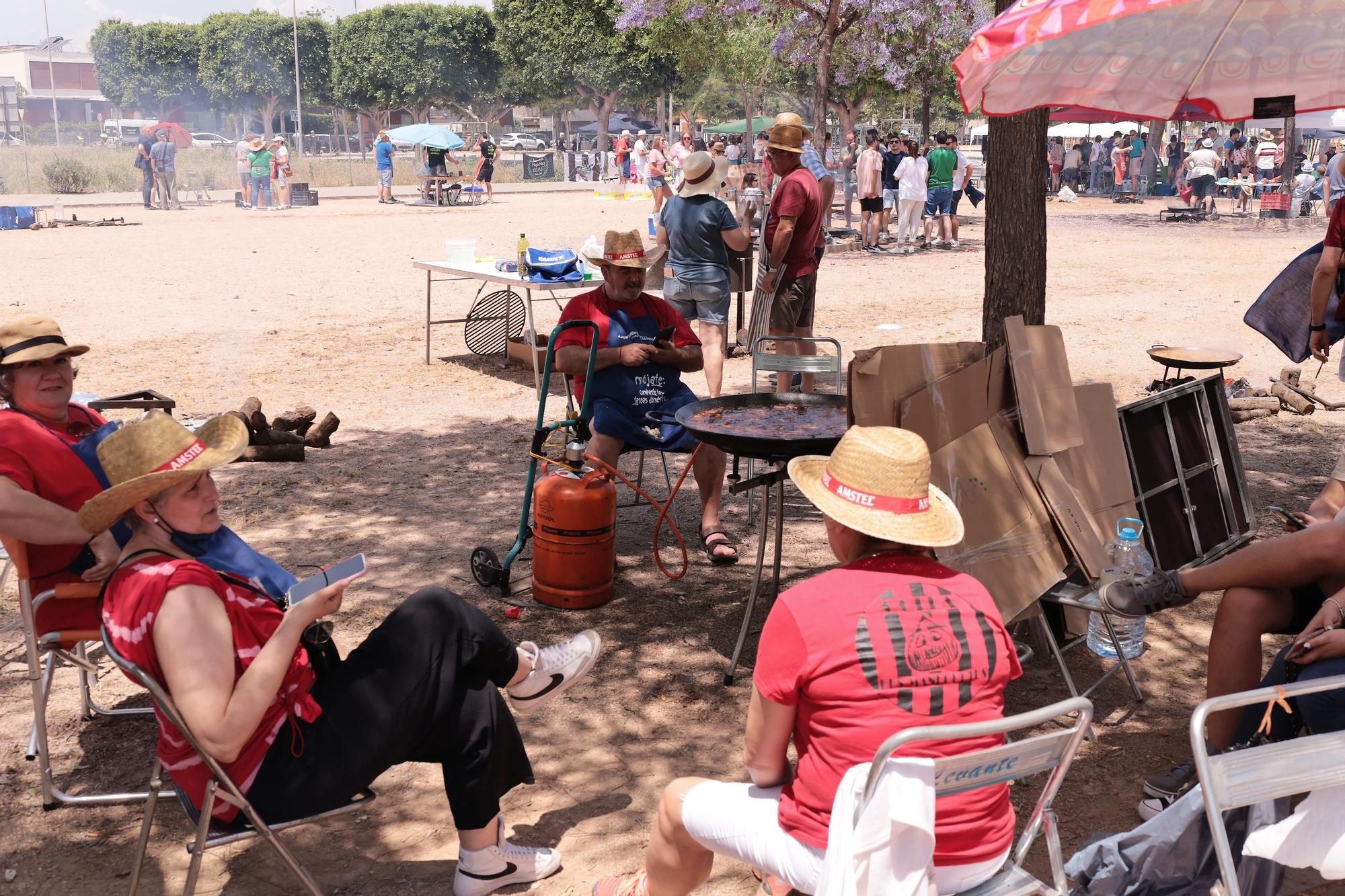 Mil trescientos castellonenses disfrutan del sol y las paellas en el Segon Molí