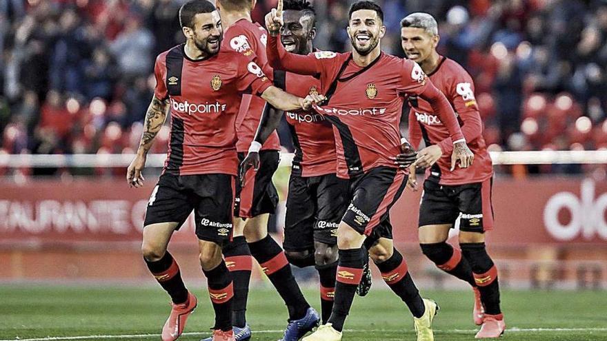 Aridai, junto a Dani RodrÃ­guez, celebra su gol ante el Rayo Majadahonda.