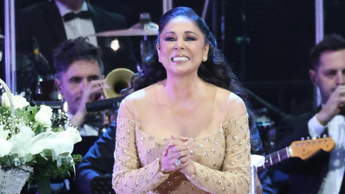 Isabel Pantoja durante su concierto en el Palau Sant Jordi.