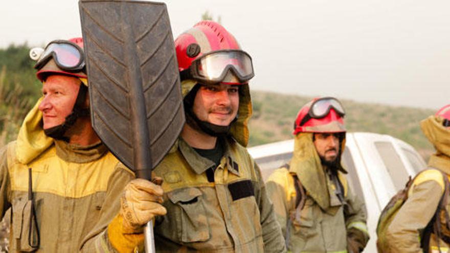 Bomberos españoles ayudaron a extinguir el fuego.