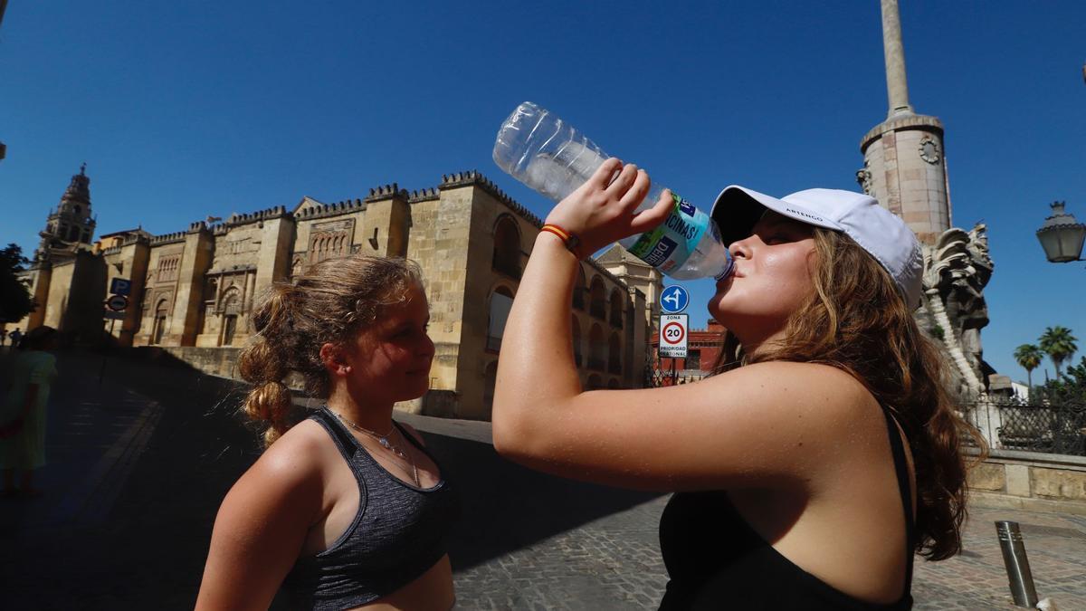 Unas chicas beben agua en el entorno de la Mezquita-Catedral.