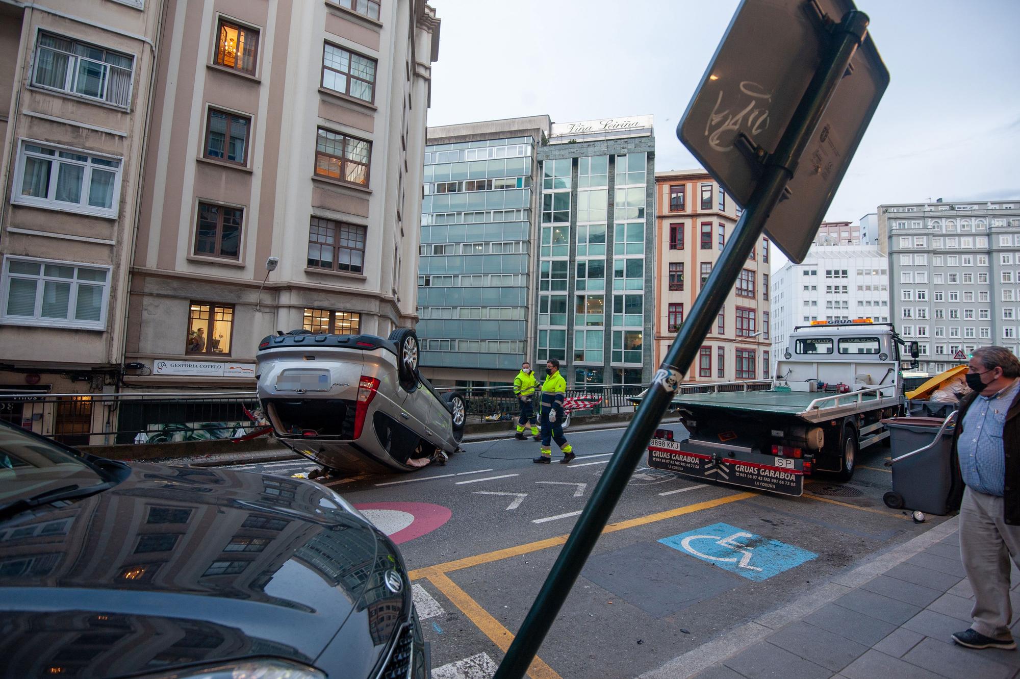 Herido al volcar su coche en Juan Flórez