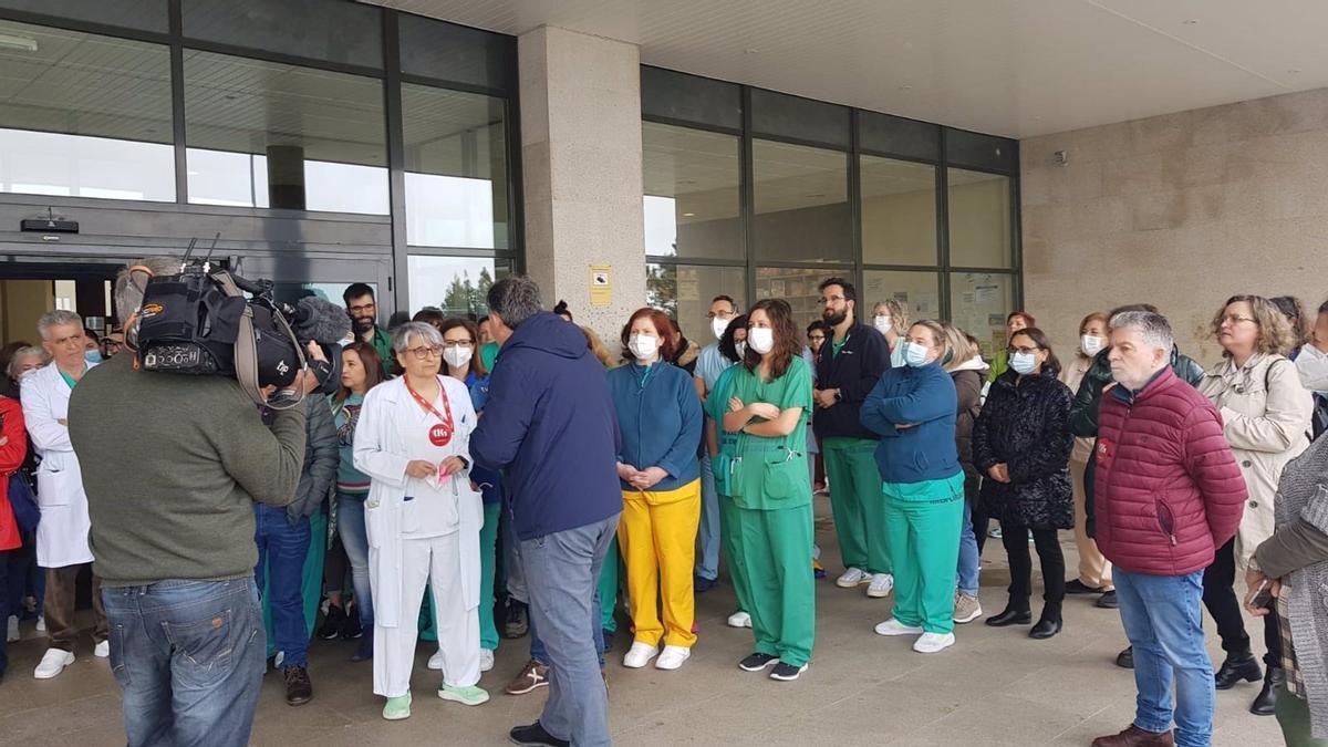 Concentración de personal del Hospital do Barbanza, en Ribeira, convocada por la CIG.