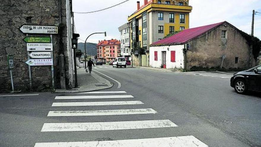 Un paso de peatones situado en un cruce situado en O Alto de Arteixo. |   // CARLOS PARDELLAS