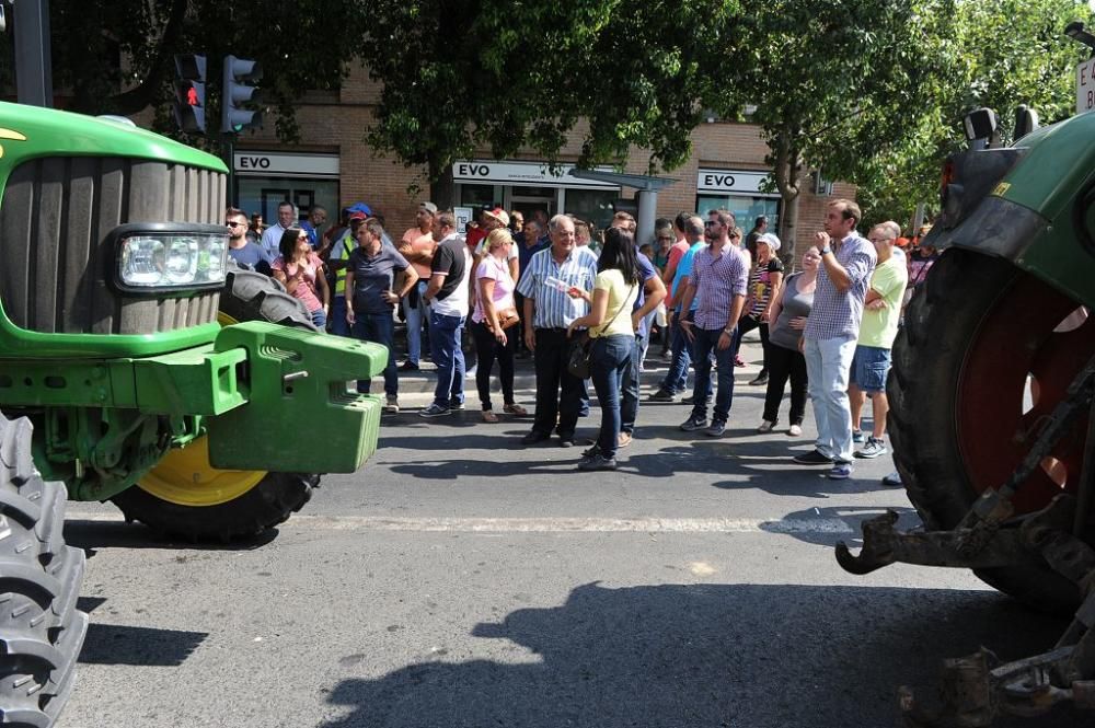 La Gran Vía de Murcia, paralizada por los agricultores