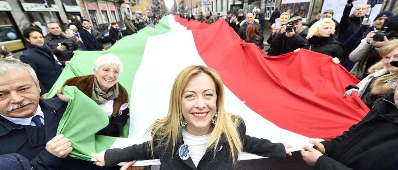 La dirigente del partido de extrema derecha Hermanos de Italia, Giorgia Meloni, en una manifestación en Milán. /