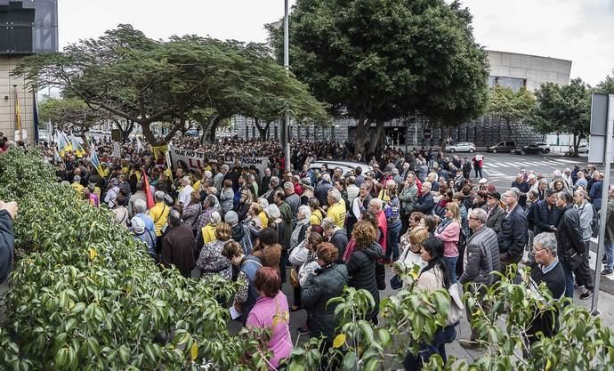 manifestación de jubilados frente a la gestoria ...