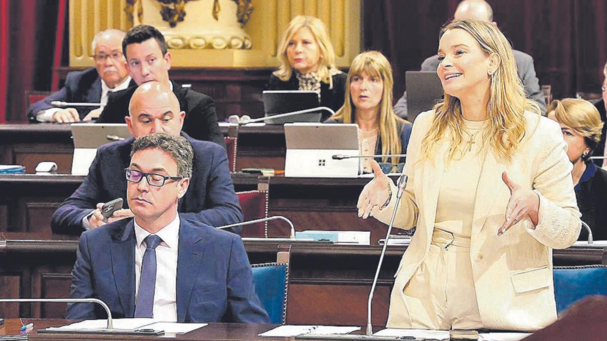 La presidenta del Govern, Marga Prohens, durante una intervención en el Parlament. | CAIB