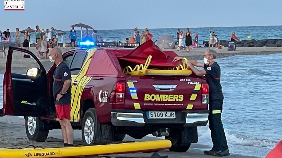 Imagen de los bomberos actuando en la playa de Xilxes.