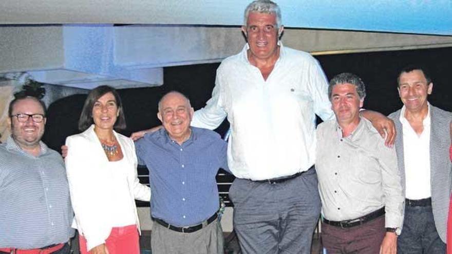 Fernando Romay con Tommy Ferragut, Pilar Carbonell, Tomeu Català, Guillermo Cladera, Antoni Ferrer y Vanessa Sánchez.