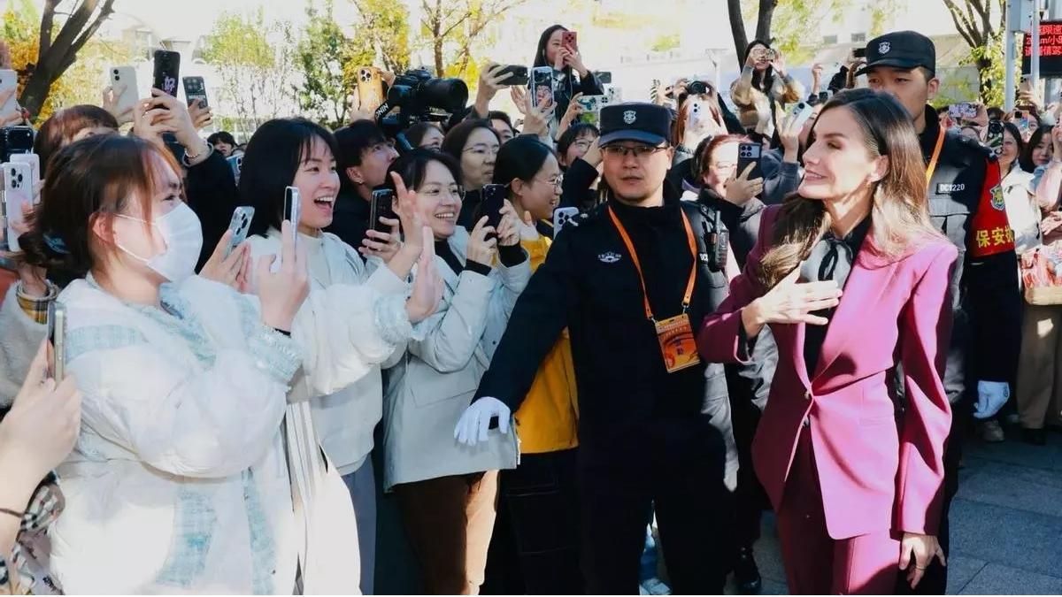 ina Letizia a su llegada a la Universidad Beiwai de Pekín. /