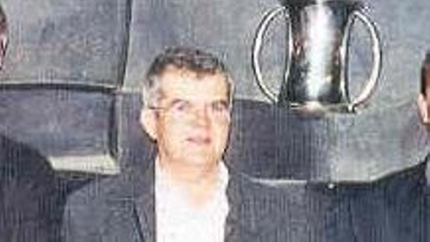 Pepe Parres, junto a la Copa del Rey que ganó el CV Elche en 2003