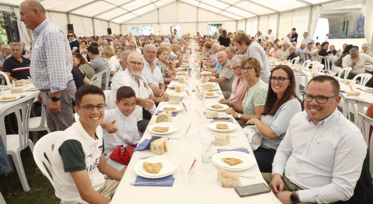 En la «xuntanza» se citaron familias enteras. | G. SANTOS