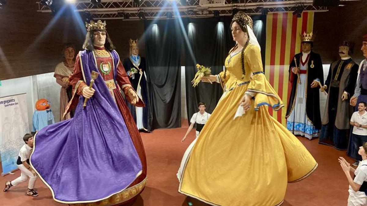 Els gegants Jordi i Montserrat mostrant la seva nova imatge