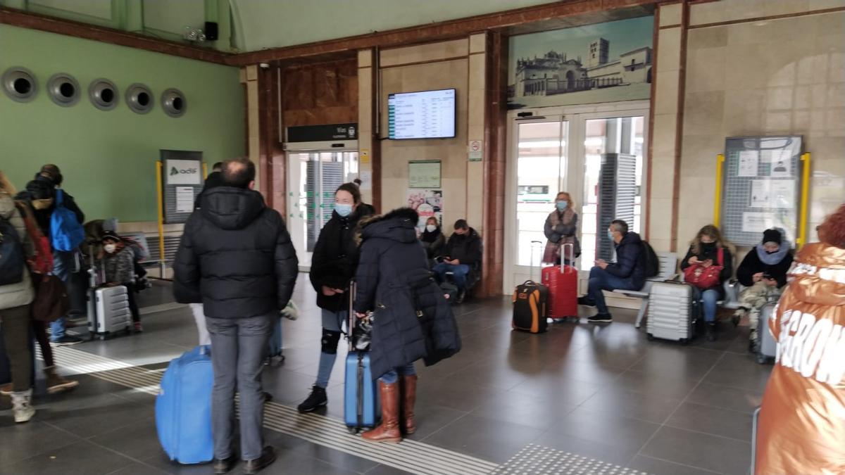 Una veintena de pasajeros espera en la estación de Zamora