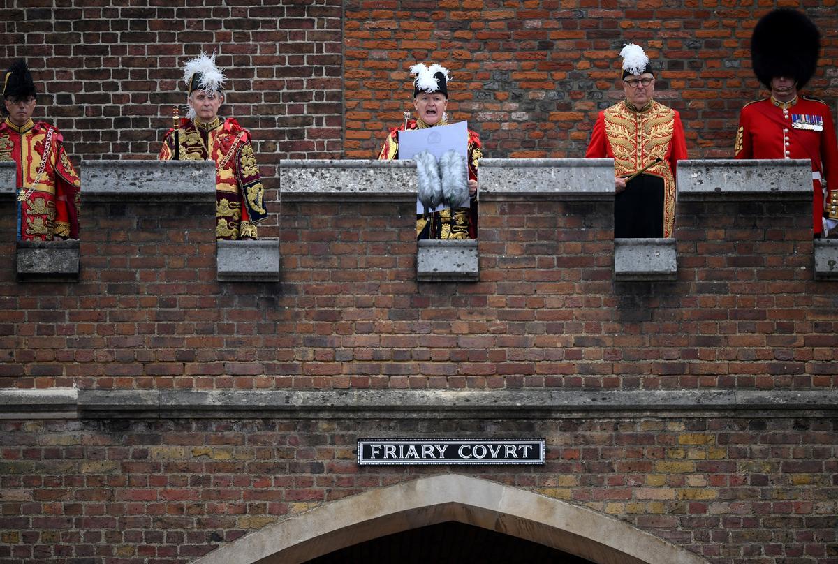 Lectura pública de la proclamación del rey Carlos III del Reino Unido desde el balcón de Friary Court, en el Palacio de St. James, en Londres.