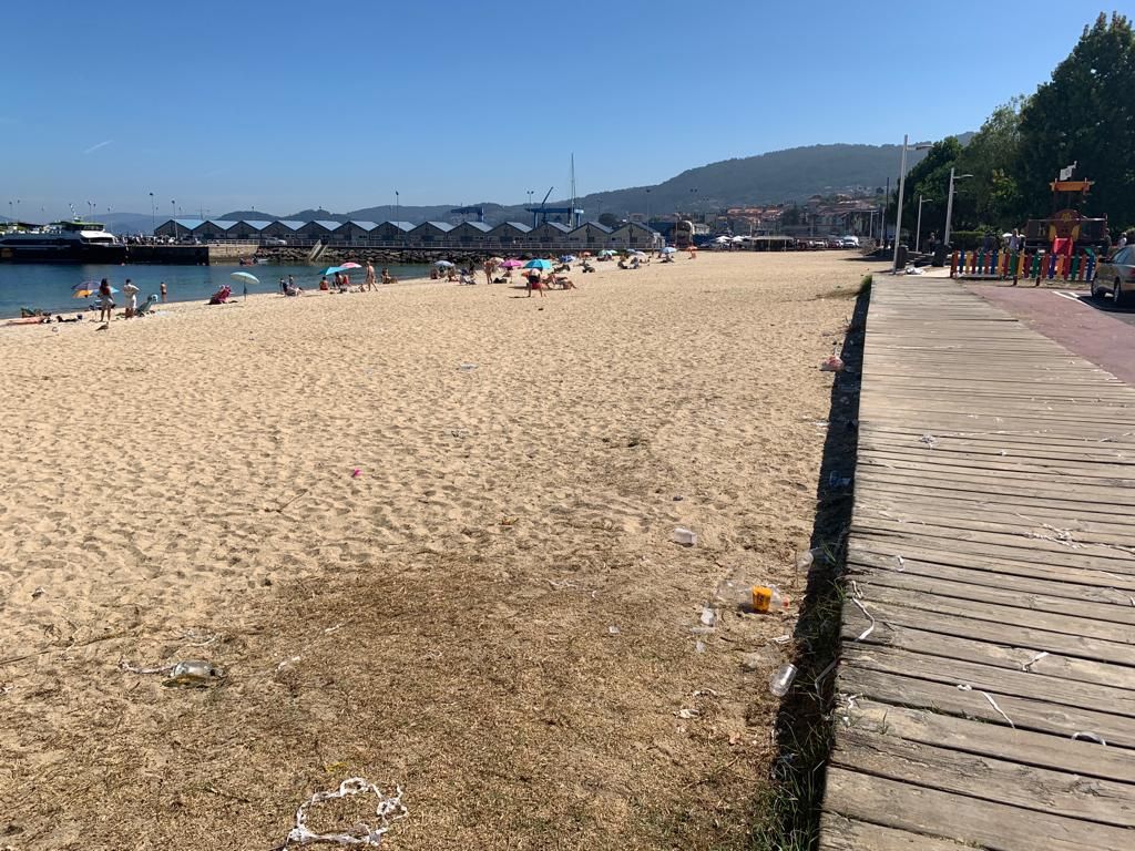 Indignación por la basura acumulada en la playa de Bueu tras el carnaval de verano