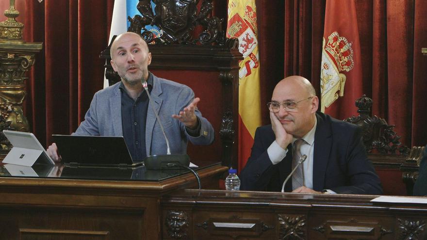 El regidor ourensano, Gonzalo Jácome, en un pleno, junto con Armando Ojea, ex teniente alcalde. |   // IÑAKI OSORIO