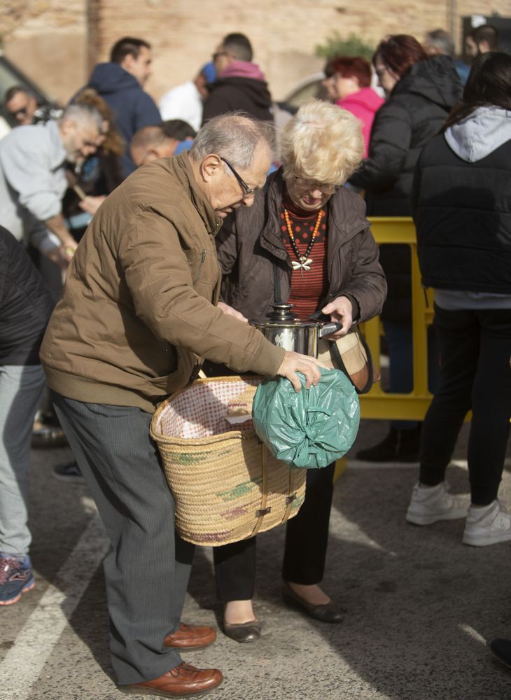 Reparto de Calderas en Albalat dels Tarongers el Día de la Purísima