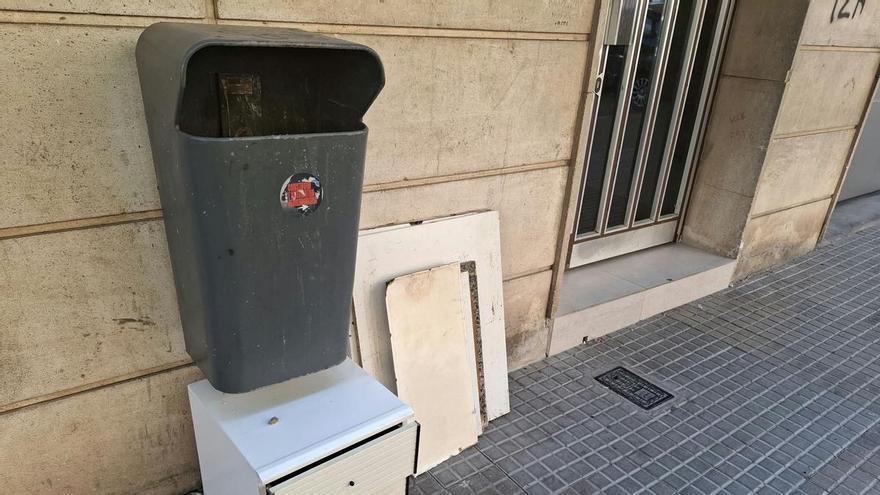 Una calaixera a una paperera de Manresa