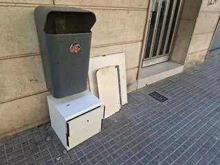 Una calaixera a una paperera de Manresa