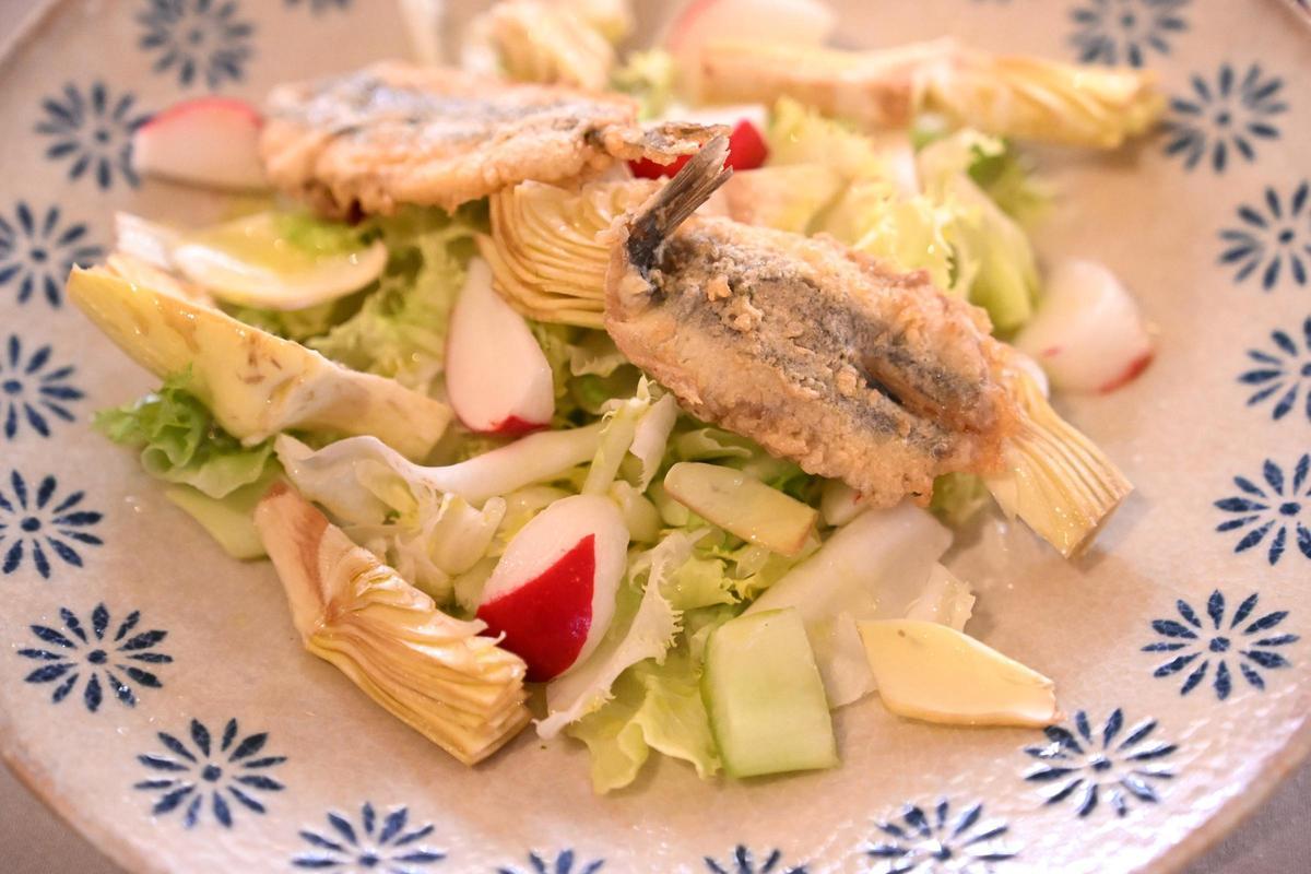 Ensalada de escarola, apio, alcachofa y boquerones.