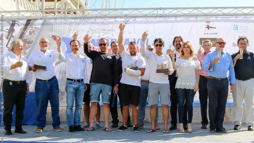 Foto de familia de los vencedores en el Tabarca Vela Diputación de Alicante y campeones de España ORC Zona Mediterráneo