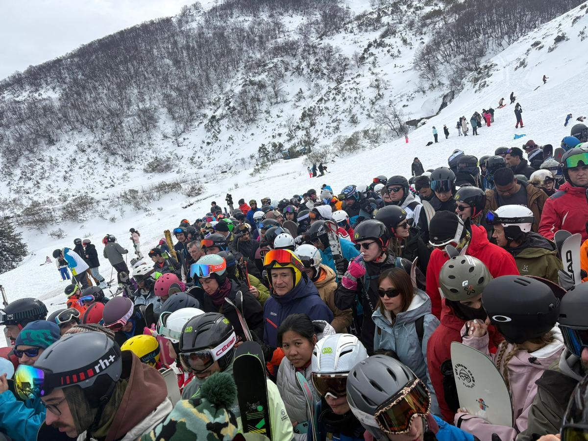 Usuarios de Pajares, haciendo cola.
