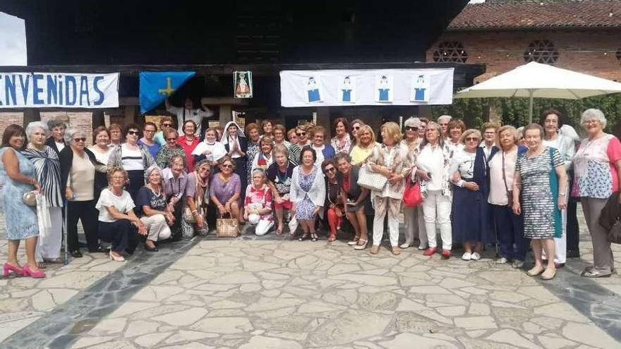 Foto de familia de las exalumnas del colegio Nuestra Señora de Covadonga de Cangas de Onís.