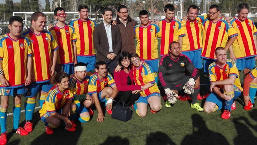 Layhoon, con el equipo de Futbol DI del Valencia CF