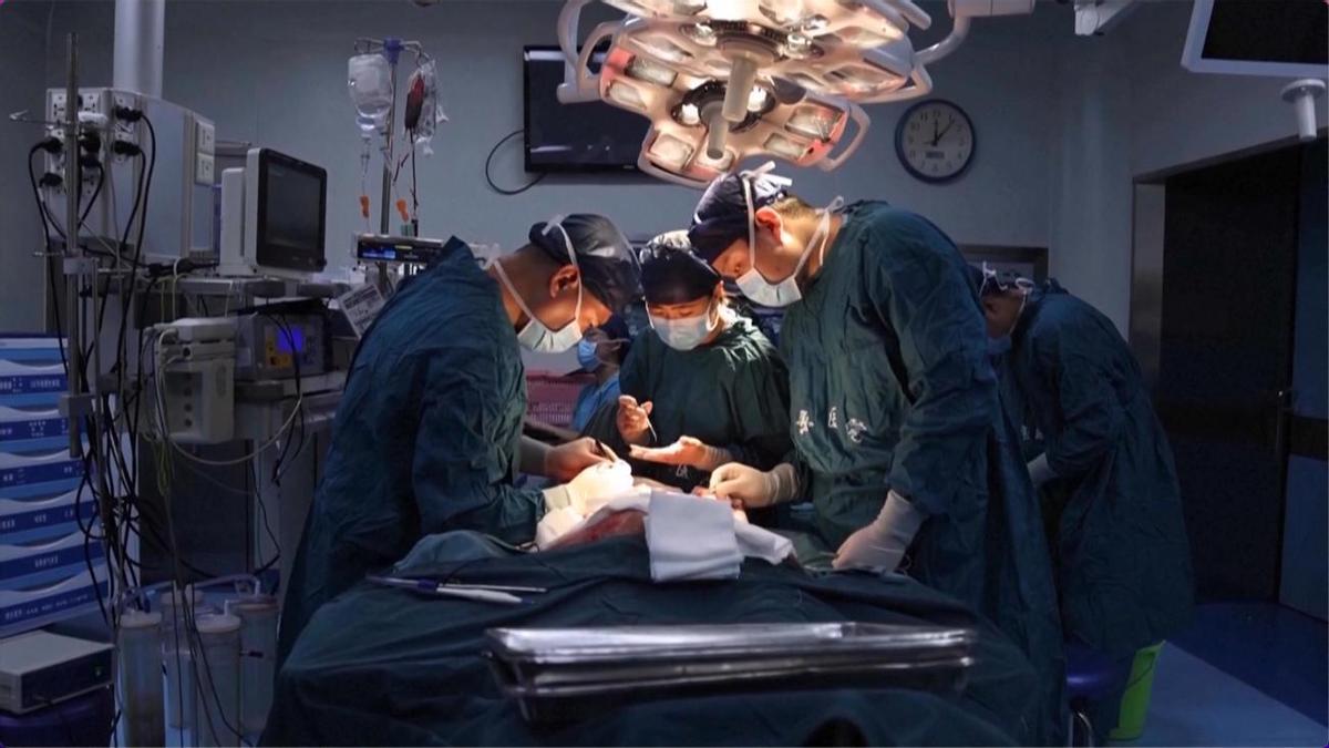 Médicos realizando una cirugía.