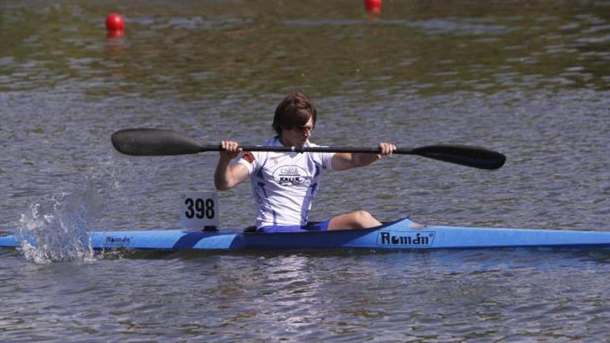 Daniel Camarzana, del Canoa Kayak, en el Trofeo de la Horta.