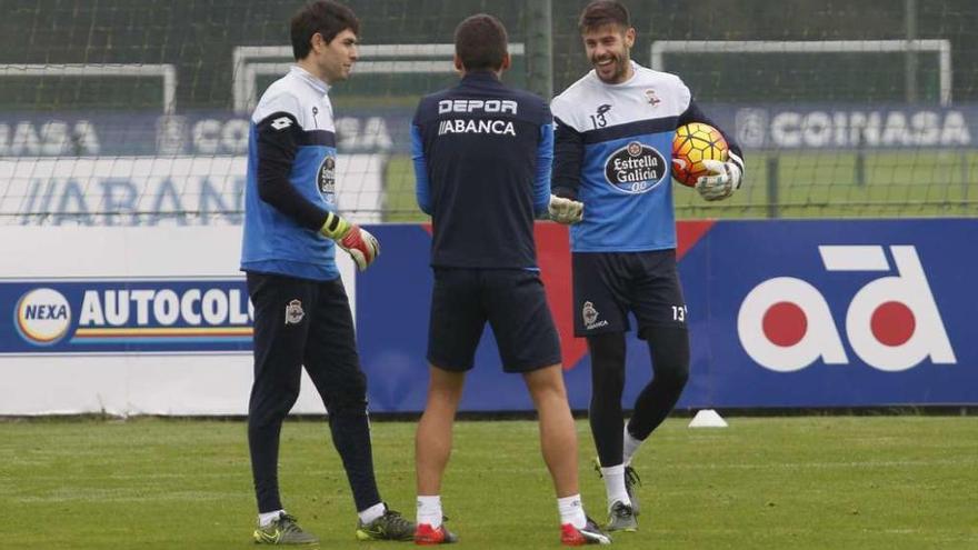 Fabricio, ayer en Abegondo junto a Lux y Manu Sotelo.