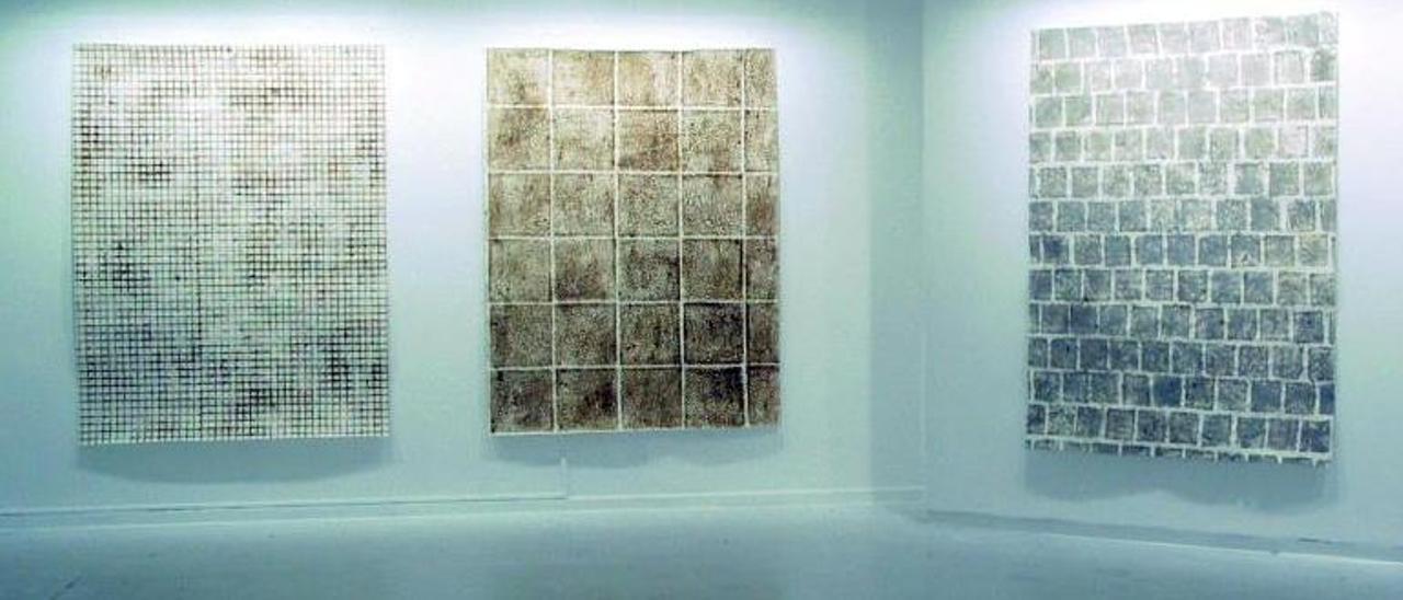 Obras da exposición &quot;No chan&quot;, de Ignacio Pérez-Jofre, na Fundación Laxeiro.  | FdV