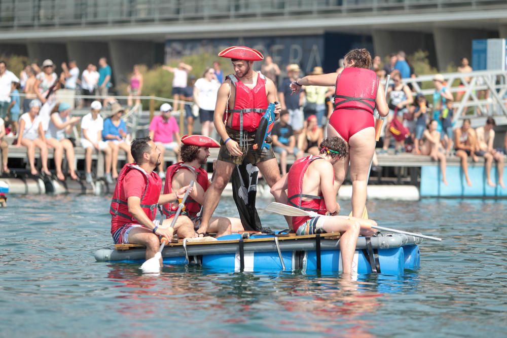 Regata de barcos locos en La Marina de València