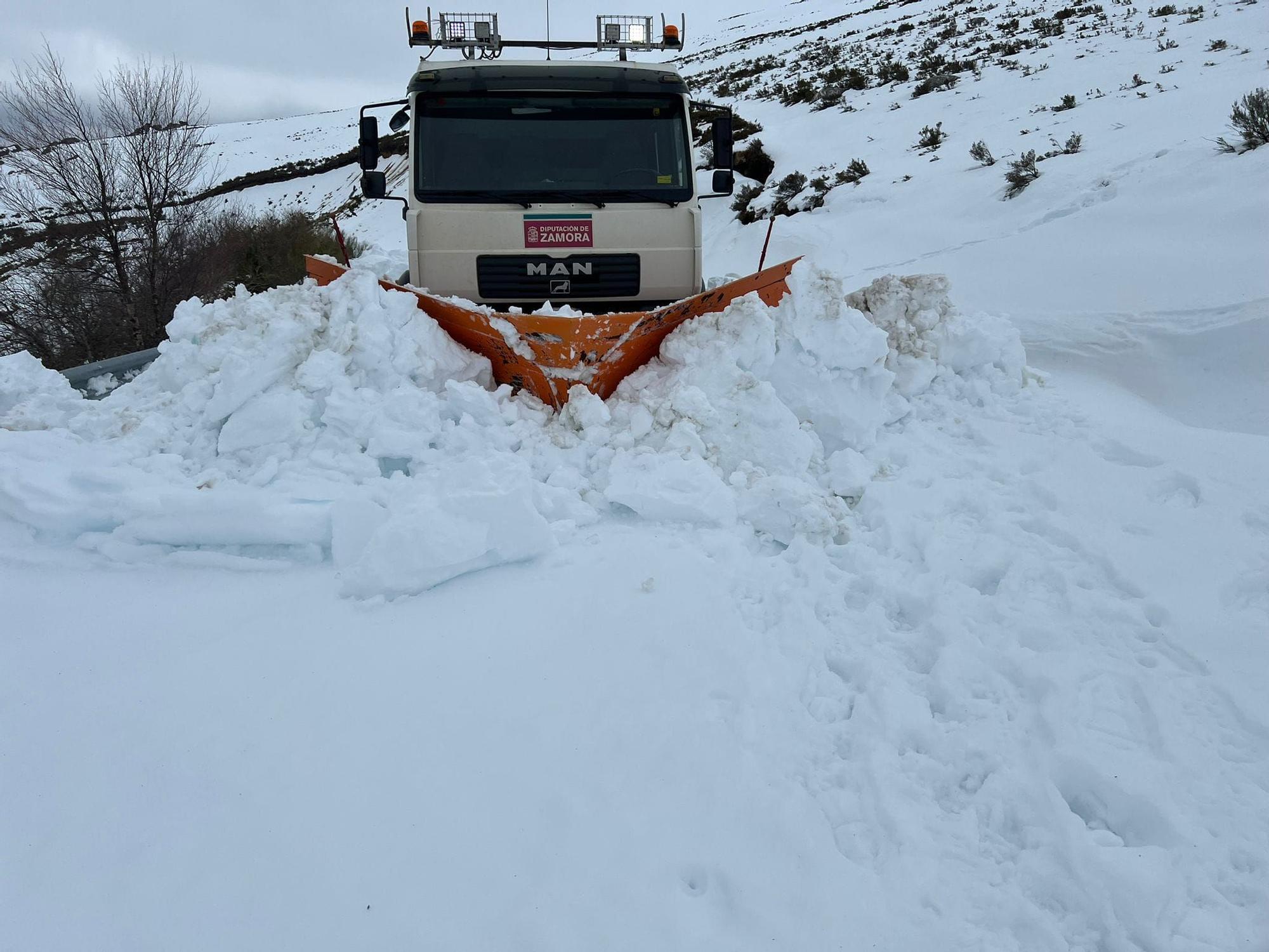 Nieve en la carretera de acceso al Alto de Vizcodillo