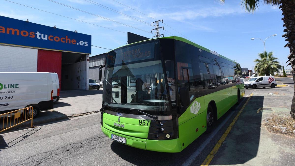 Un autobús de Aucorsa en Las Quemadas.